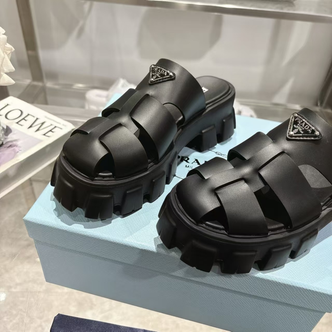 プラダ　モノリス ラバー ミュール PRADA 直営店より モノリス ラバー サンダル ブラック (PRADA