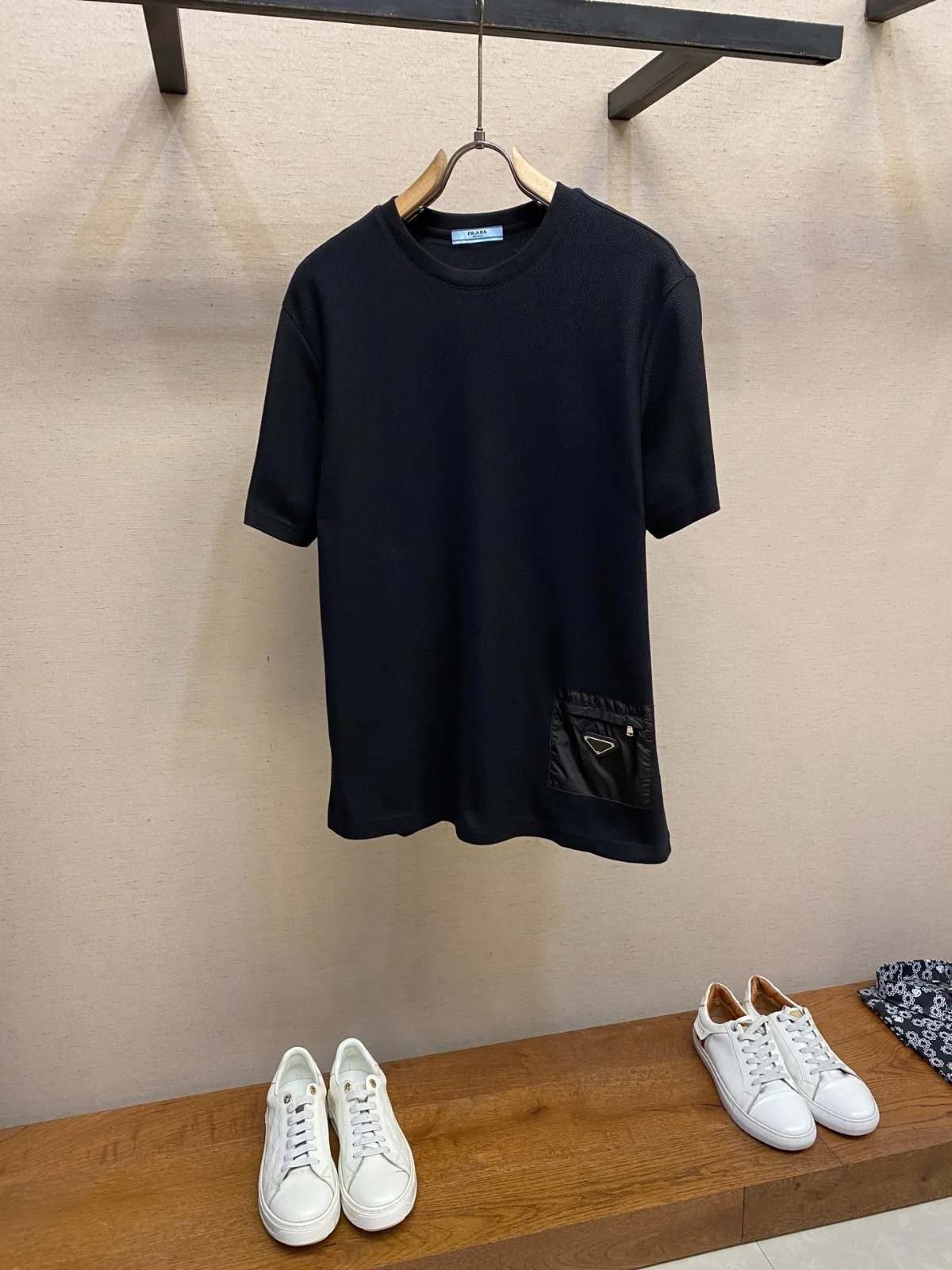 洗練された クルーネック 半袖Tシャツ プラダ Tシャツ 偽物 合わせやすい 洗練された クルーネック 半袖Tシャツ プラダ Tシャツ 偽物 合わせやすい