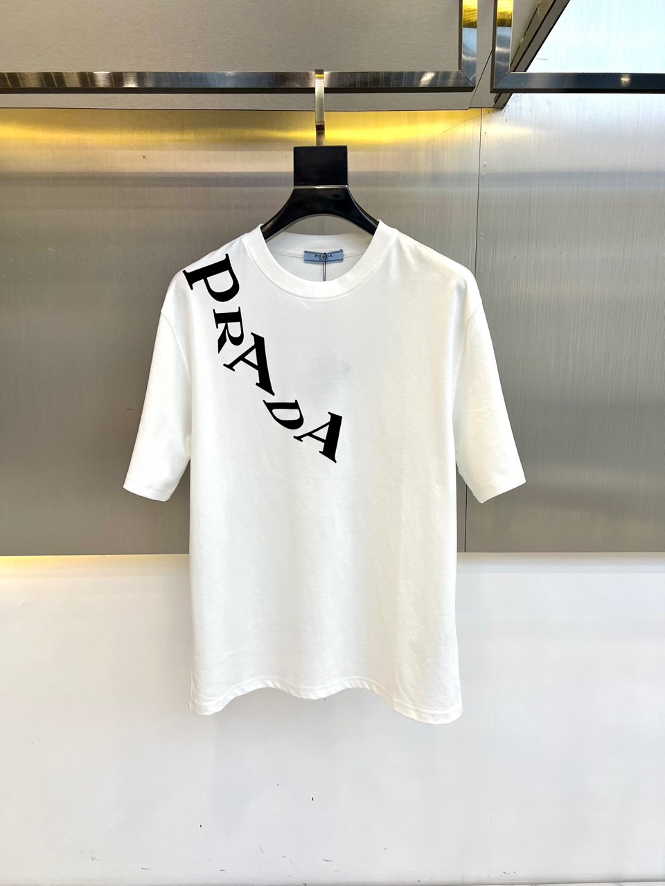 シンプル ロゴプリント 半袖Tシャツ プラダ Tシャツ 偽物 クルーネック