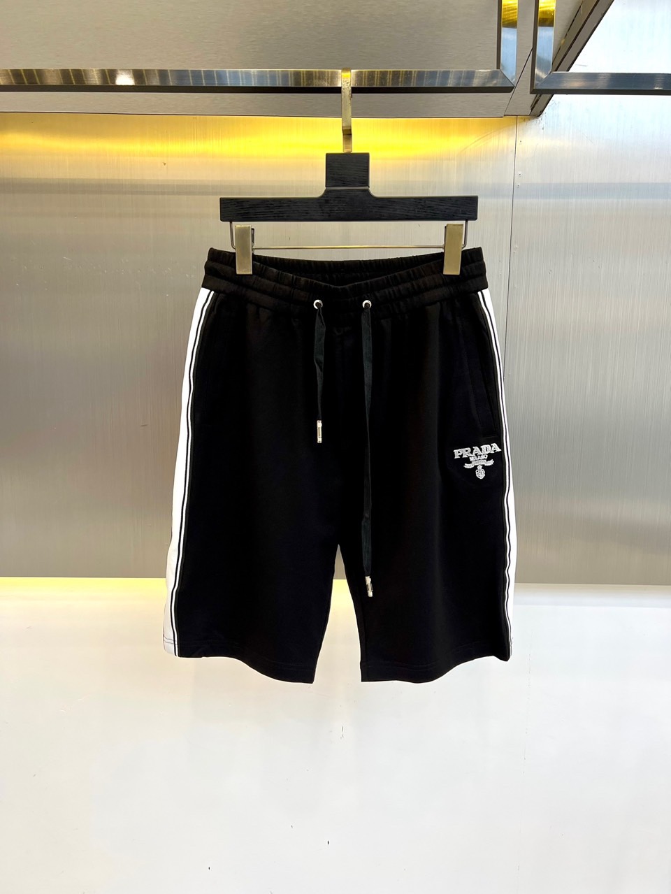 カジュアル 定番 合わせやすい ショートパンツ プラダ パンツ 偽物 ブラック