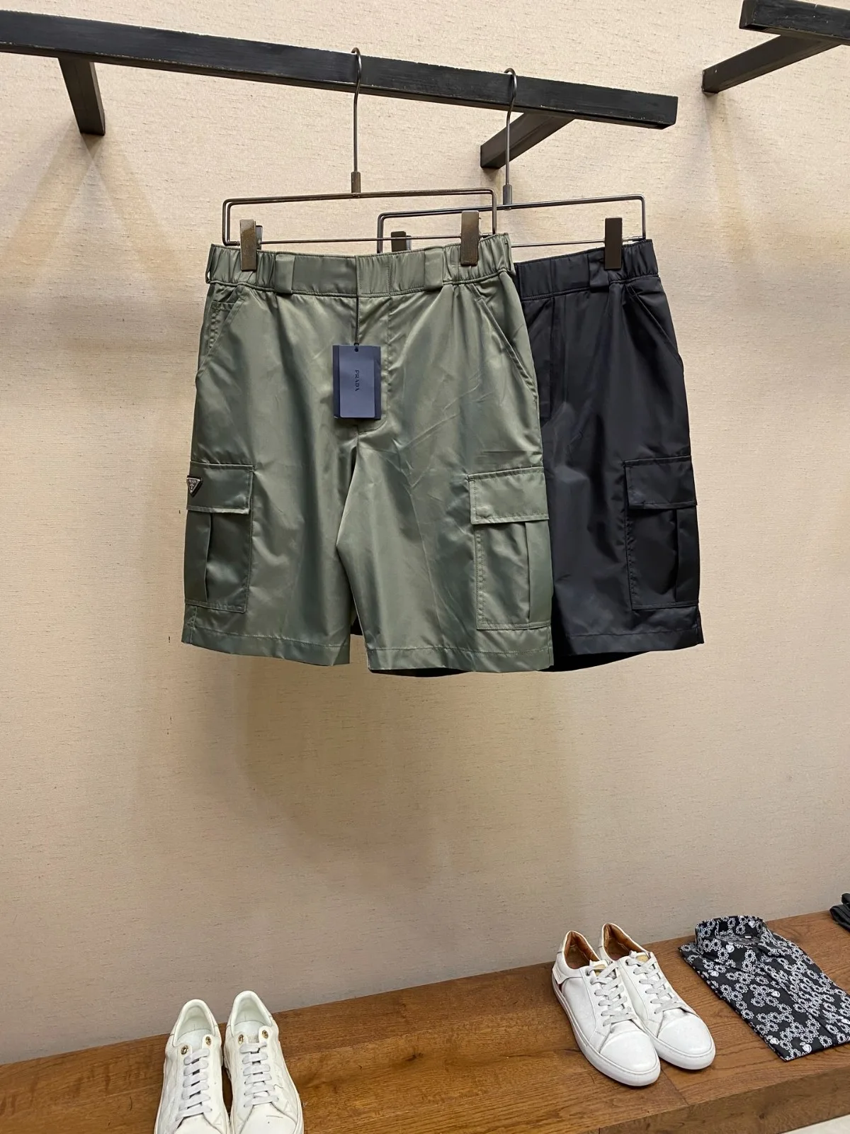 上品 カジュアル ナイロンショートパンツ プラダ パンツ 偽物 メンズ 上品 カジュアル ナイロンショートパンツ プラダ パンツ 偽物 メンズ