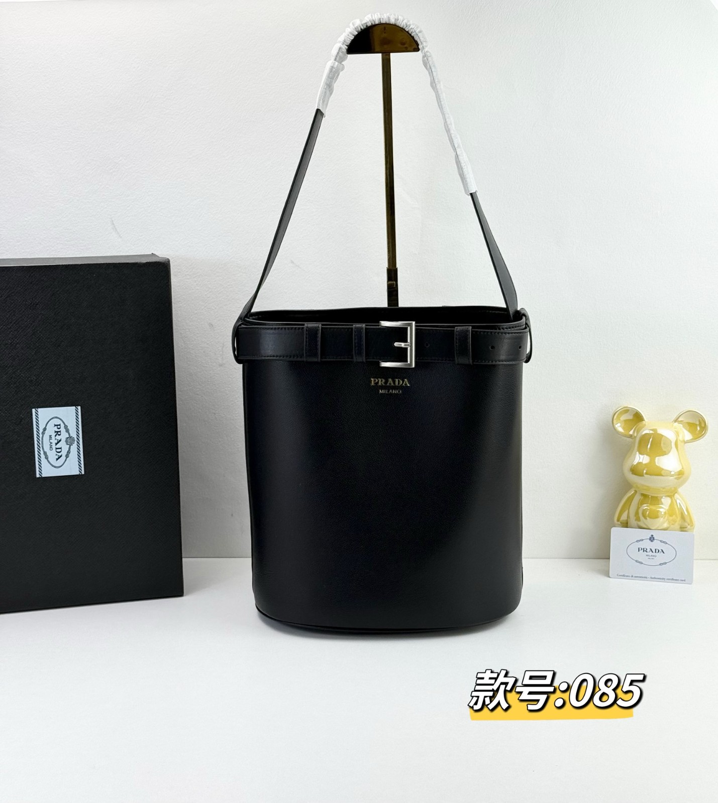 ☆PRADA☆バックル 装飾ベルト付 レザー バケットバッグ White/Black プラダ バックル 装飾ベルト付 レザー バケット