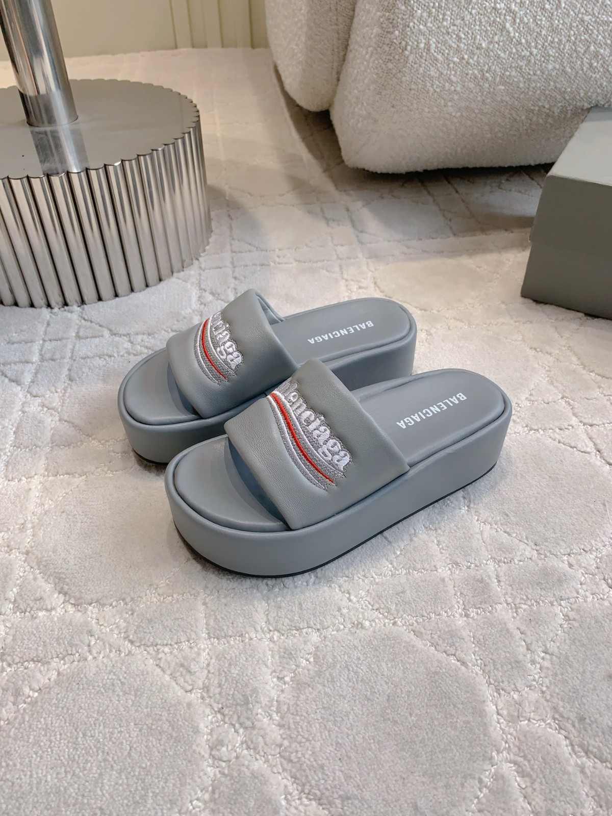 カジュアル ロゴ入り 厚底 ミュール バレンシアガ サンダル 偽物 グレー