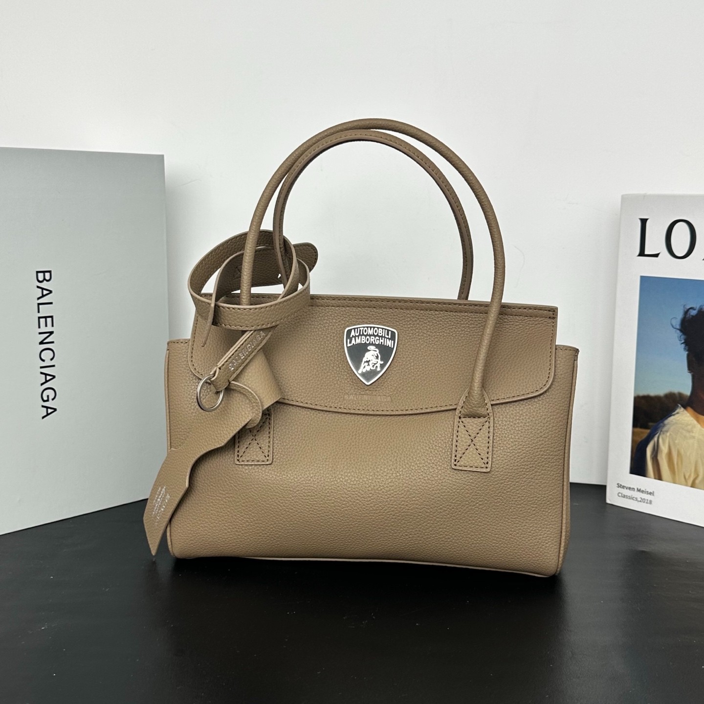 BALENCIAGA✖︎ACEコラボ　バッグ バレンシアガ」からスニーカーと融合した新作バッグが登場