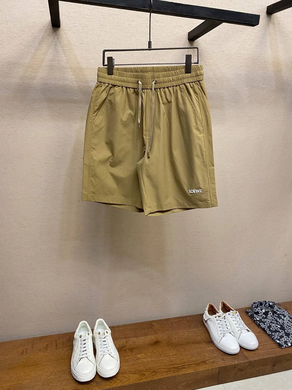 夏の定番 ロエベ パンツ 偽物 シンプル 洗練された ロゴ ショートパンツ カーキ 夏の定番 ロエベ パンツ 偽物 シンプル 洗練された ロゴ ショートパンツ カーキ