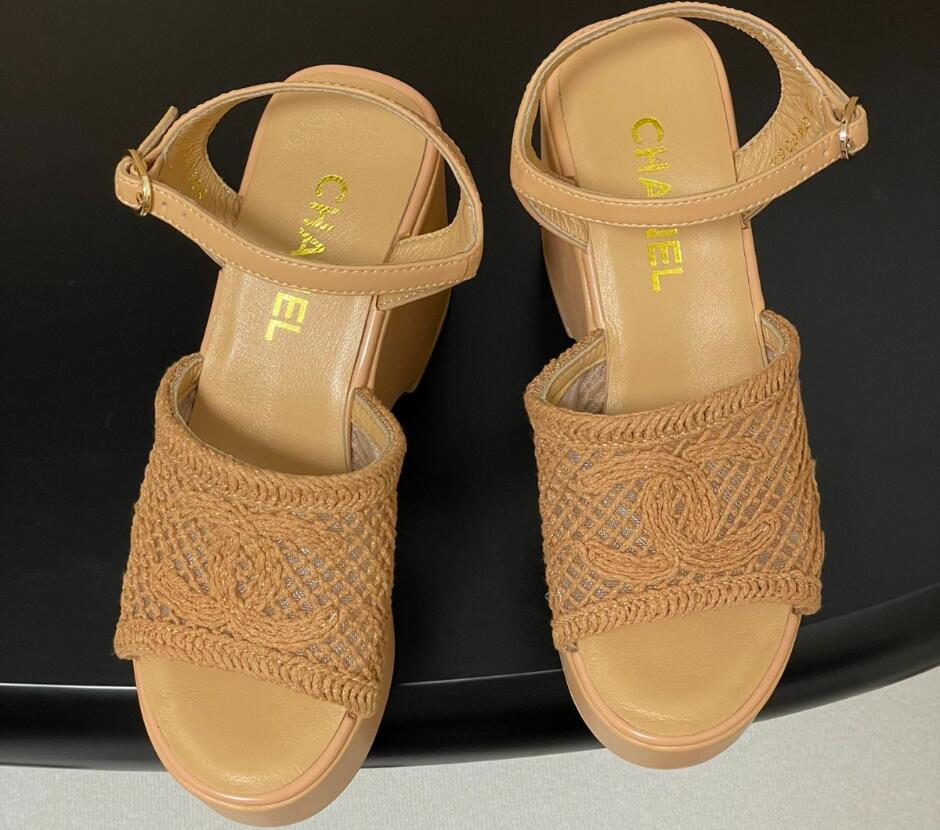 【上品で愛らしい足元】CHANEL CCロゴ メッシュ厚底サンダル コピー キャメル