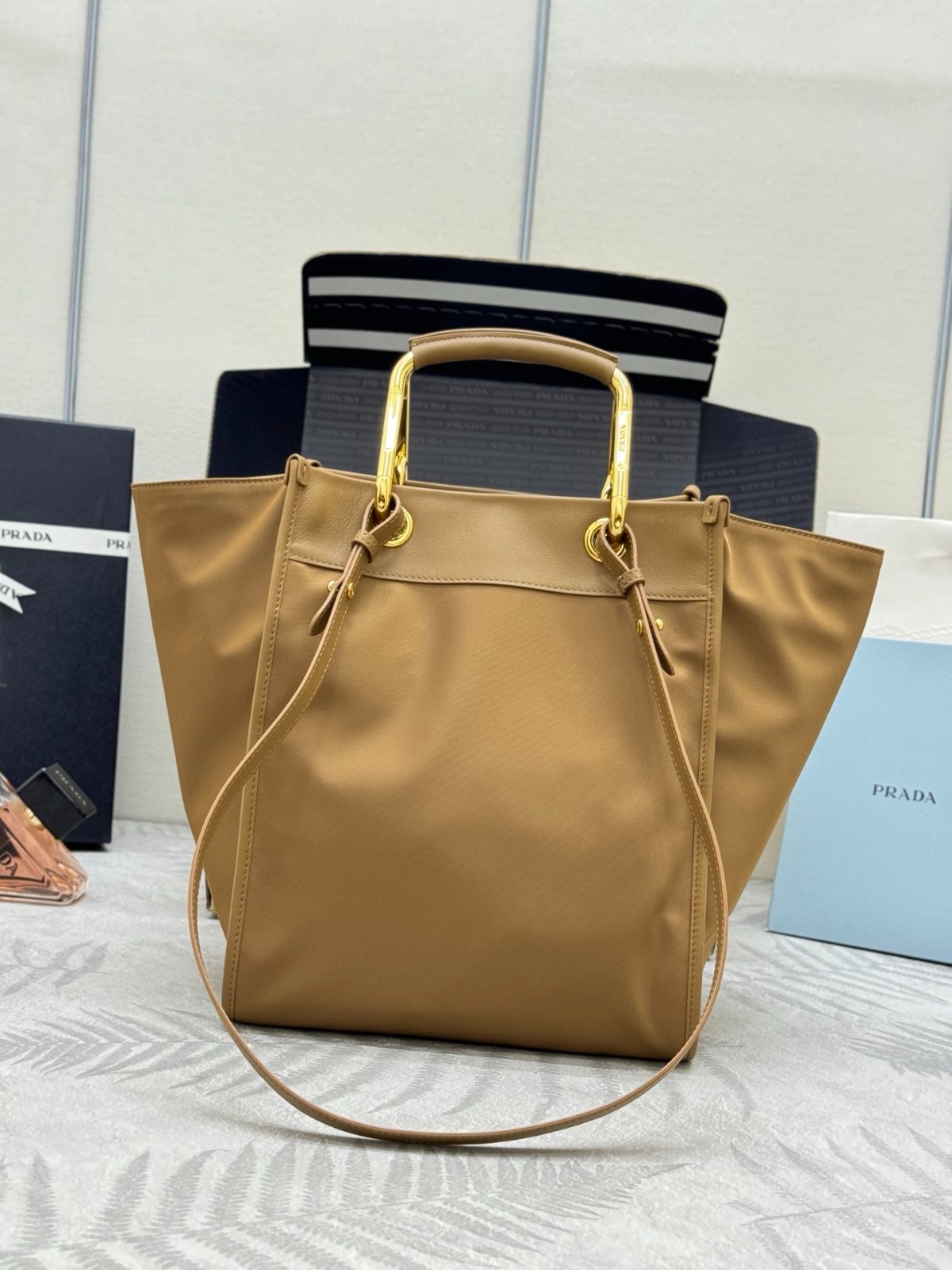 洗練された ミディアム Re-Nylon×レザー トートバッグ プラダ