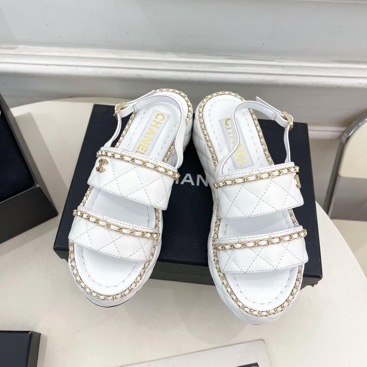 CHANEL 25 新作 厚底サンダル CCロゴ ホワイト ゴールドアクセ 足元がオシャレ☆CCロゴ シャネル サンダル コピー 厚底サンダル