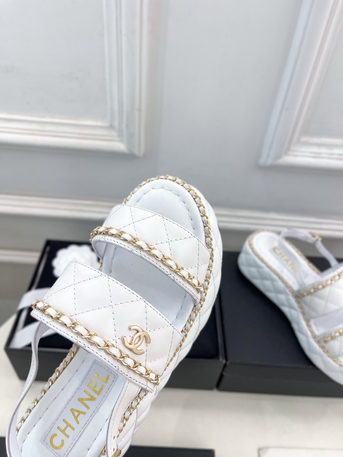 【上品な足元を叶える】CHANEL CCロゴ サンダル 新品未使用 シャネル サンダル CCロゴ ホワイト 定価以下 38