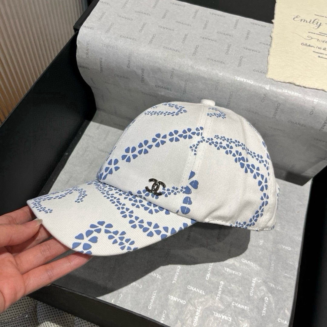 シャネル(Chanel) ベースボール キャップ 白 ラグジュアリー ダンス 白黒 ロゴ付き 帽子 シャネル ストリート
