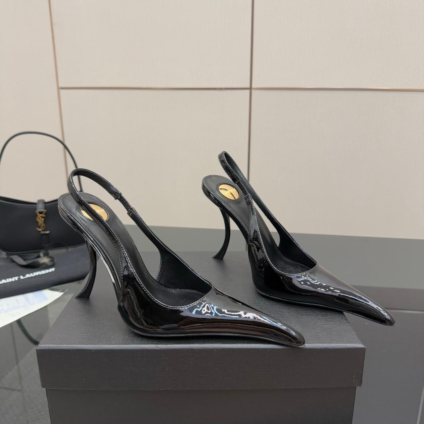 関税込☆FERRAGAMO☆パテントレザースリングバック パンプス559 洗練された パテントレザー スリングバックパンプス イヴ・サン
