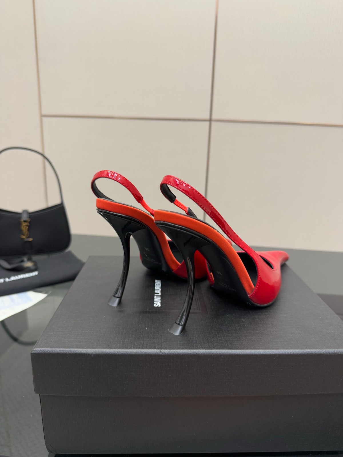 イヴ・サンローラン パンプス スーパーコピー 洗練された