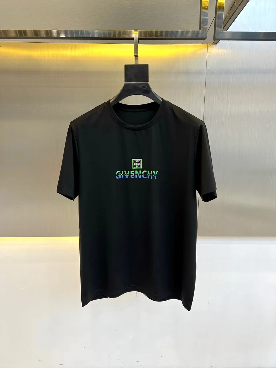 ジバンシィ Tシャツ 偽物 シンプル 快適 ロゴ入り 半袖Tシャツ ブラック ジバンシィ Tシャツ 偽物 シンプル 快適 ロゴ入り 半袖Tシャツ ブラック