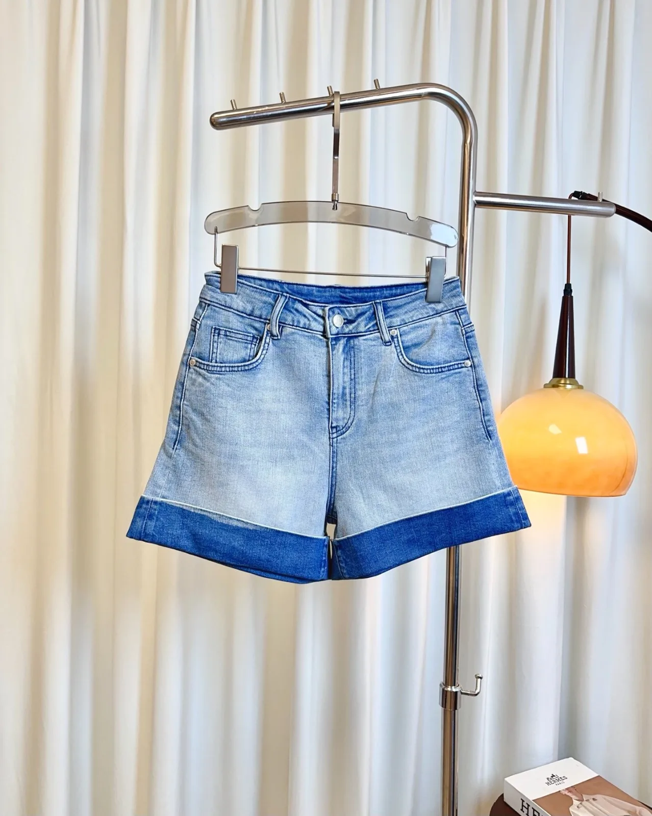 お洒落 ロールアップ ロゴ入り デニムショートパンツ ジバンシィ パンツ コピー ライトブルー