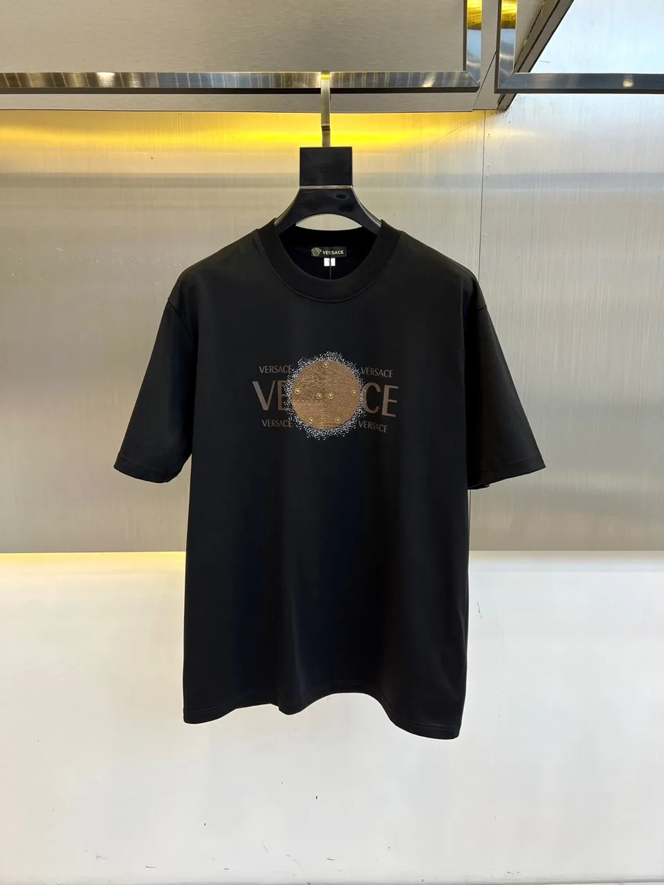 お洒落 ヴェルサーチェ Tシャツ 偽物 ロゴ入り 半袖Tシャツ コットン ブラック