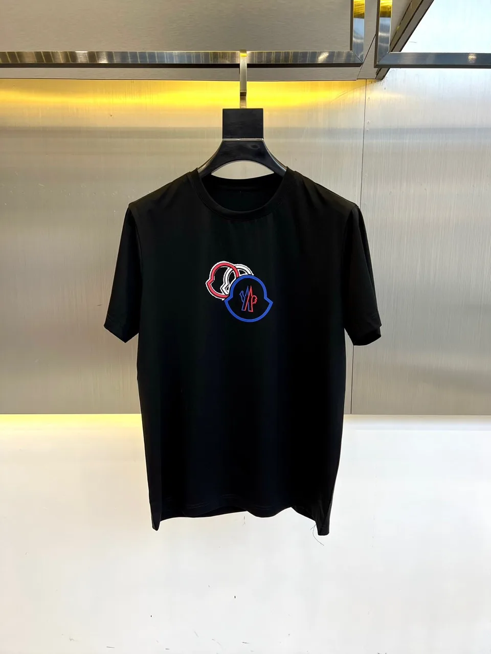 モンクレール Tシャツ 偽物 カジュアル 快適 ロゴ コットン 半袖Tシャツ ブラック モンクレール Tシャツ 偽物 カジュアル 快適 ロゴ コットン 半袖Tシャツ ブラック