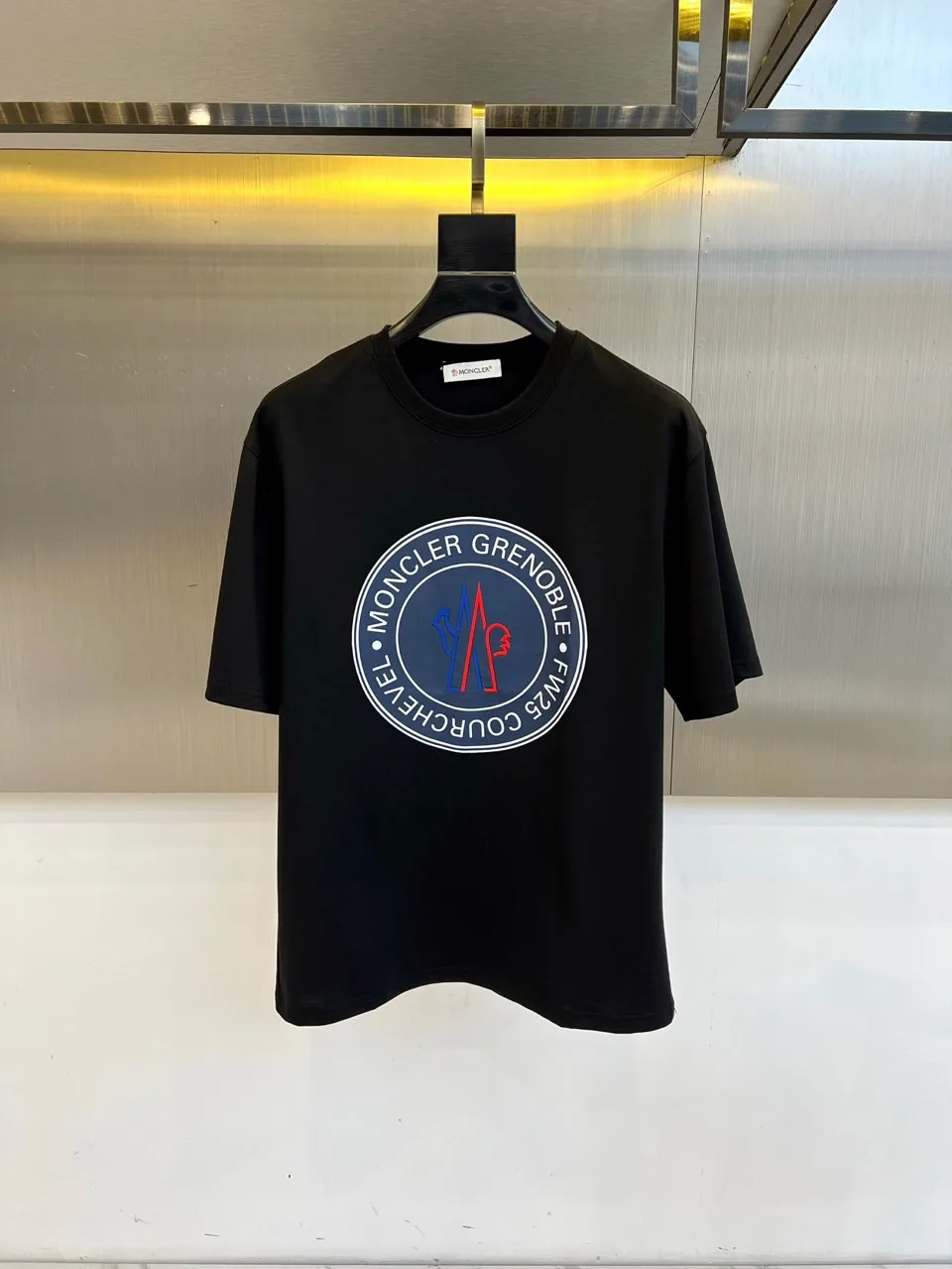 目を引く モンクレール Tシャツ 偽物 サークルロゴ 半袖Tシャツ ブラック 目を引く モンクレール Tシャツ 偽物 サークルロゴ 半袖Tシャツ ブラック