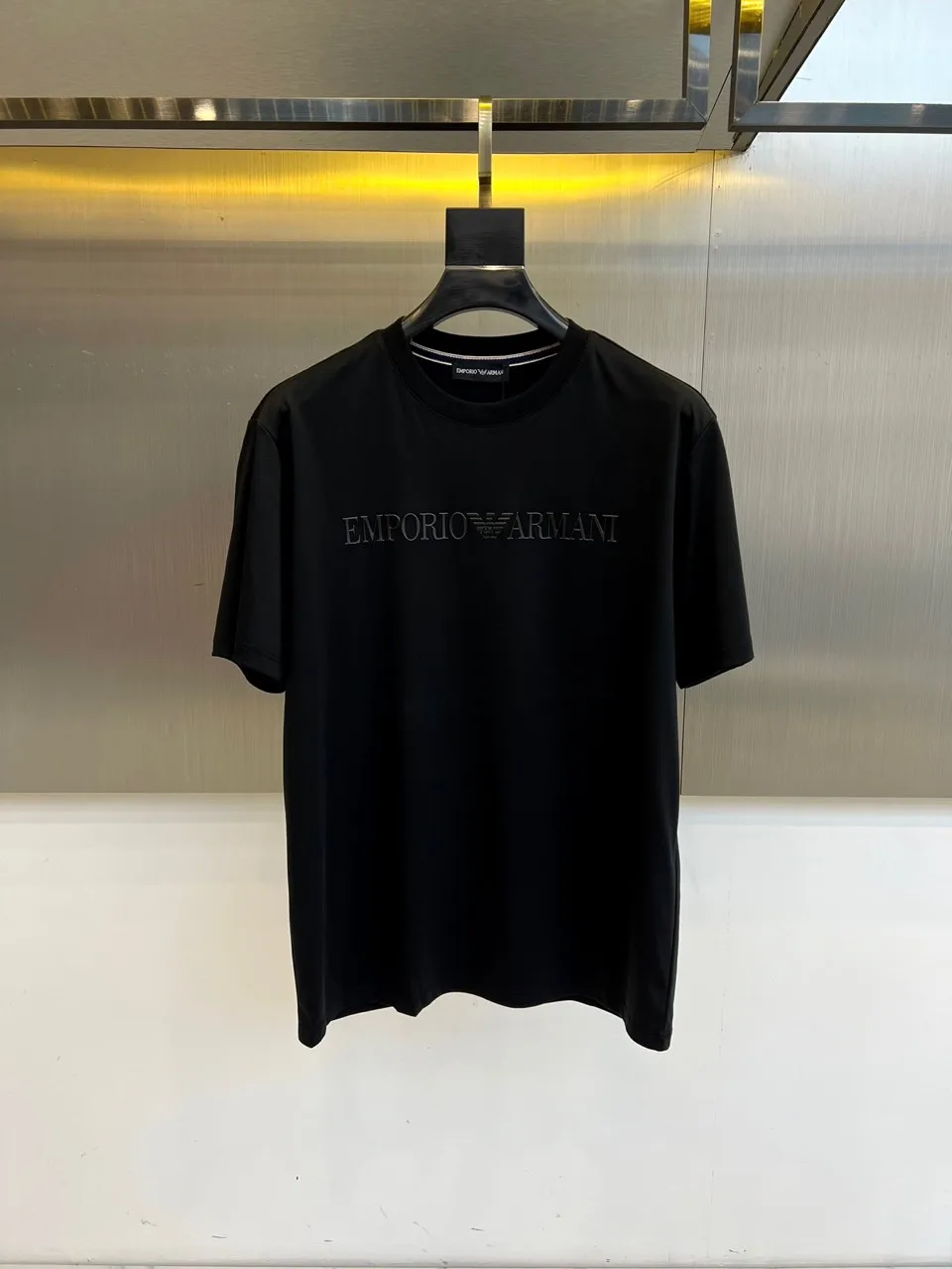 アルマーニ Tシャツ コピー カジュアル 洗練された クルーネック 半袖Tシャツ ブラック アルマーニ Tシャツ コピー カジュアル 洗練された クルーネック 半袖Tシャツ ブラック