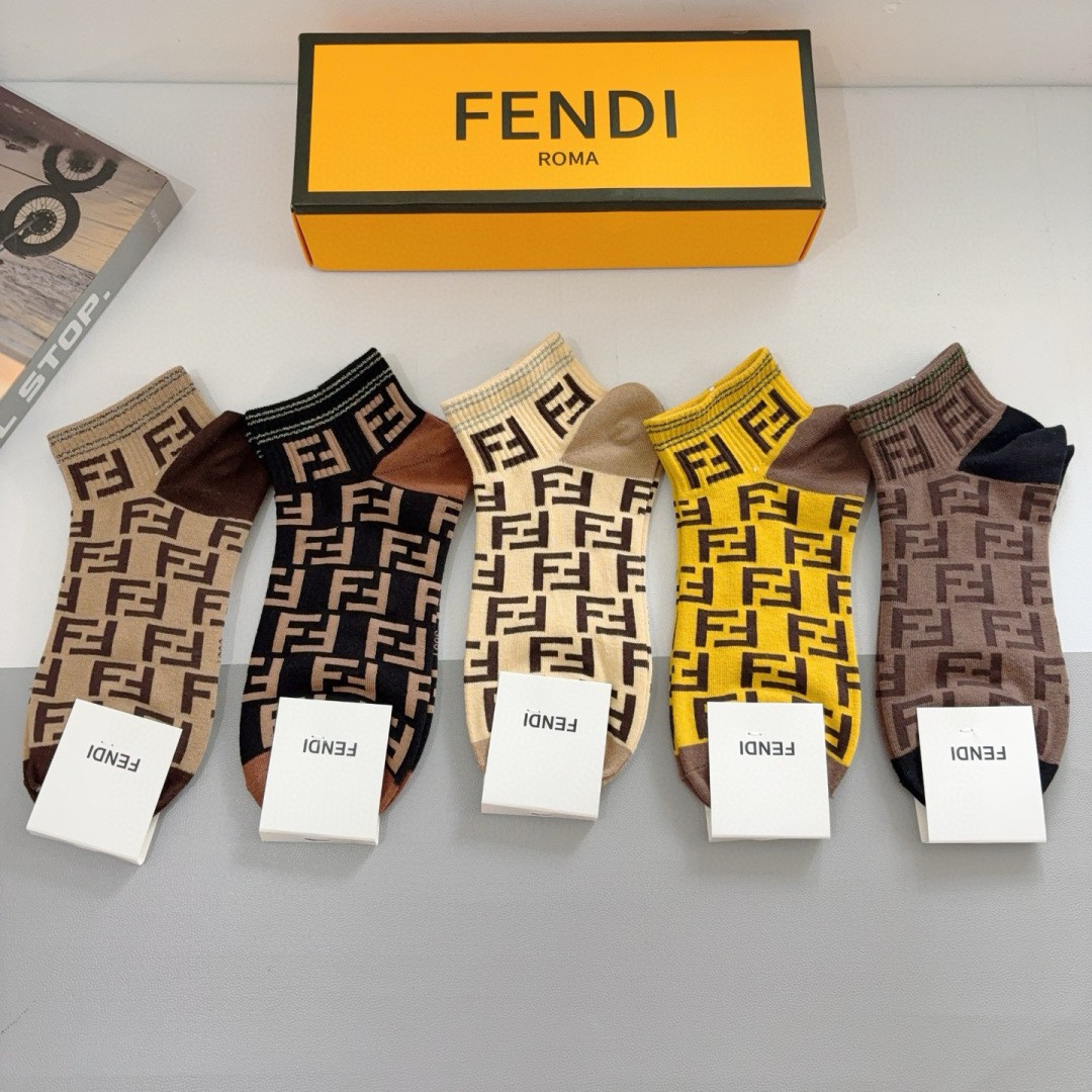 FENDI 靴下　未使用 FFロゴ 5足セット ソックス フェンディ 靴下 偽物 合わせやすい