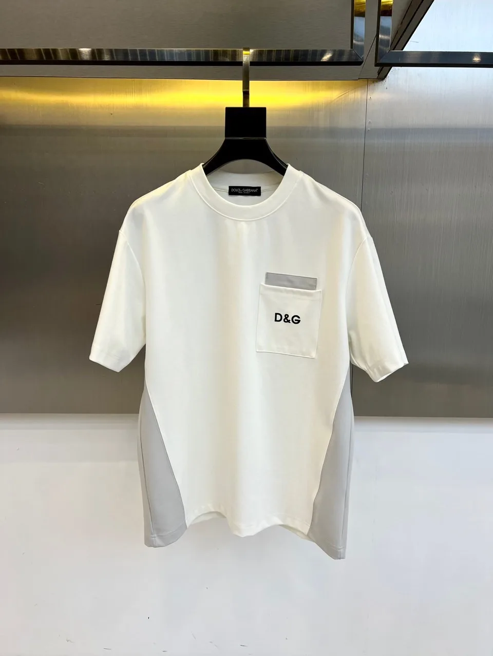 お洒落 切り替え コットン ドルチェ&ガッバーナ Tシャツ 偽物 半袖トップス ホワイト お洒落 切り替え コットン ドルチェ&ガッバーナ Tシャツ 偽物 半袖トップス ホワイト