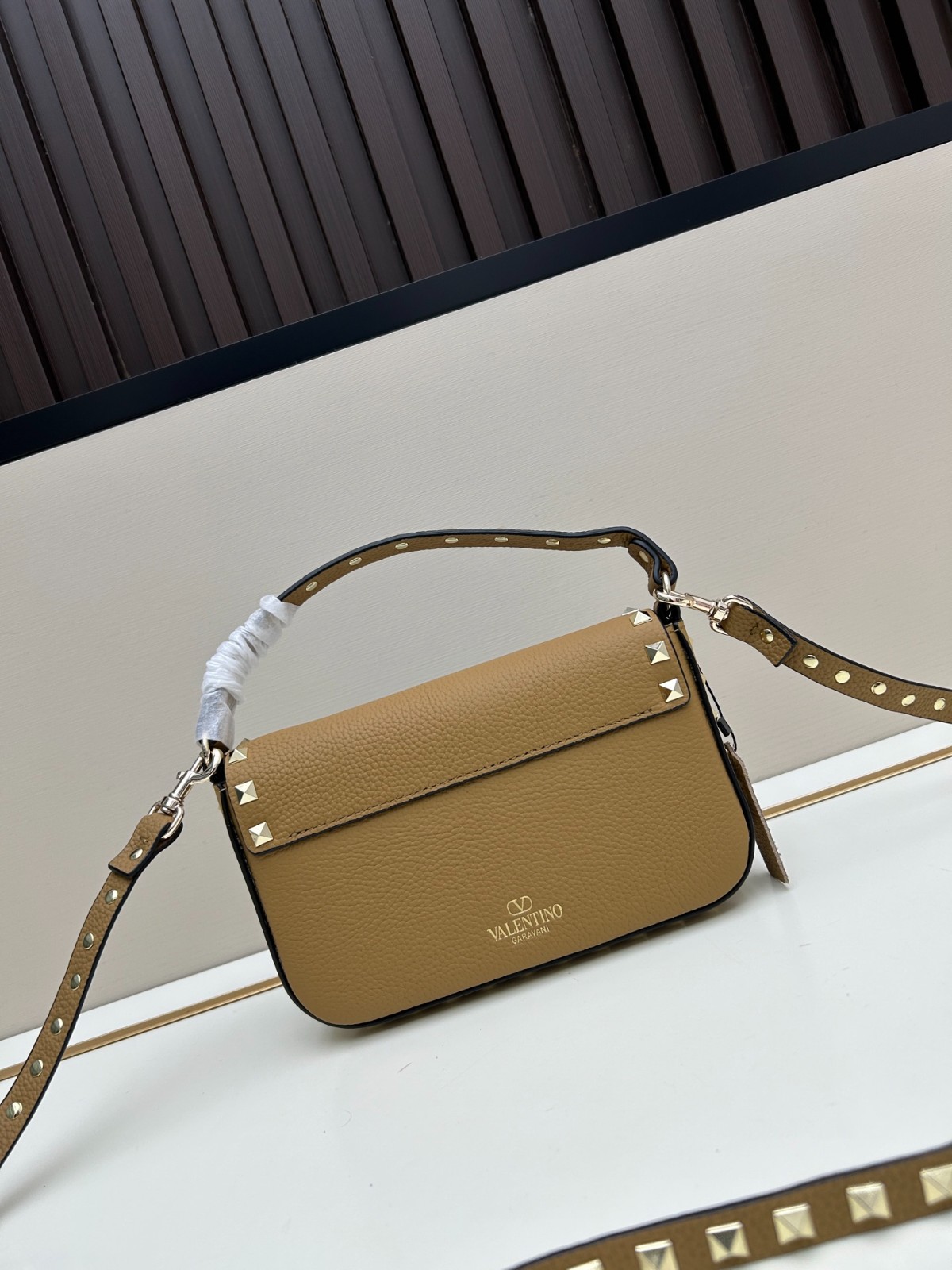 新品未使用VALENTINO スタッズ付きブラウンバッグ VALENTINO(ヴァレンチノ) スタッズチェーンショルダーバッグ