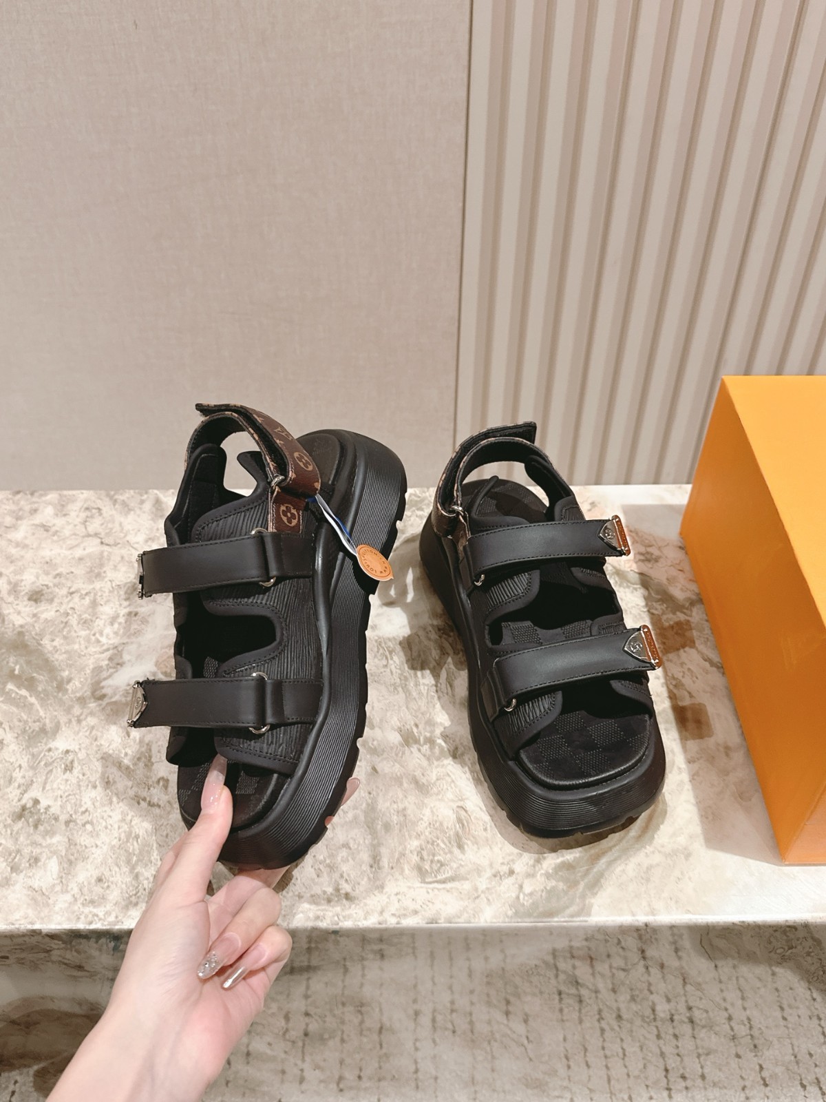 快適厚底☆LOUIS VUITTON☆カメレオン サンダル ブラック カメレオン サンダル ｜ルイ・ヴィトン 公式サイト - 1AHOAF