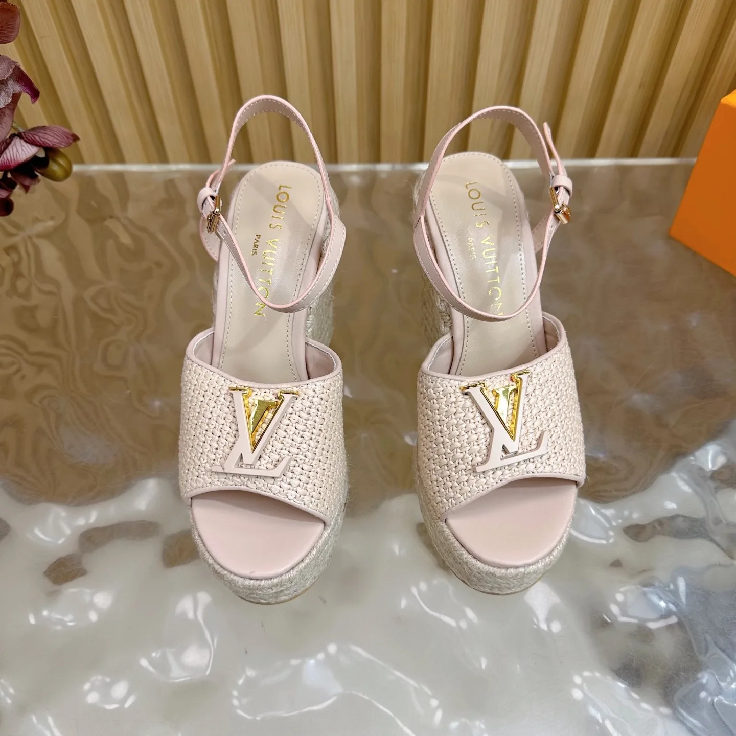 春夏新作~LV マレ サンダル ルイ・ヴィトン スーパーコピー ピンク 春夏新作~LV マレ サンダル ルイ・ヴィトン スーパーコピー ピンク