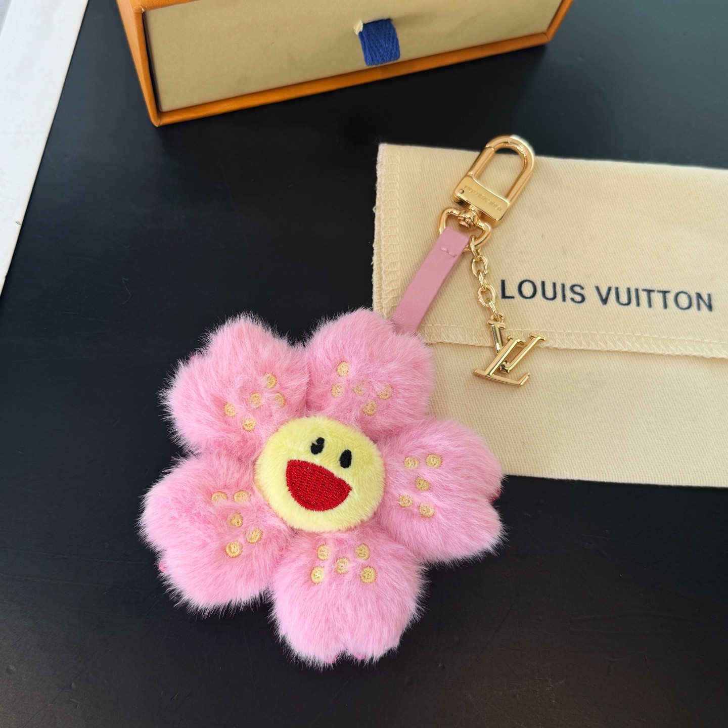 ルイヴィトン 村上隆 LV × TM キーホルダー・チェリーブロッサム LV × TM キーホルダー・チェリーブロッサム S00｜ルイ・ヴィトン