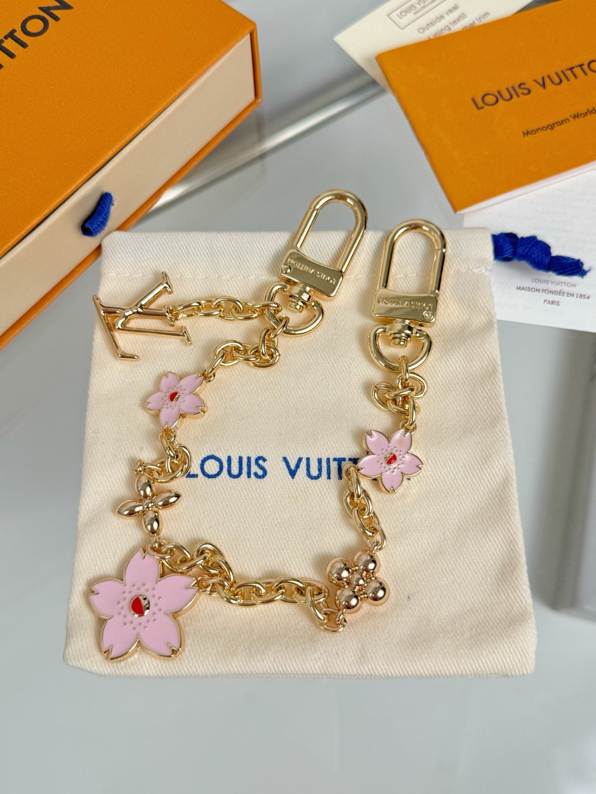 LV × TM バッグチャーム チェーン・チェリーブロッサム ルイ