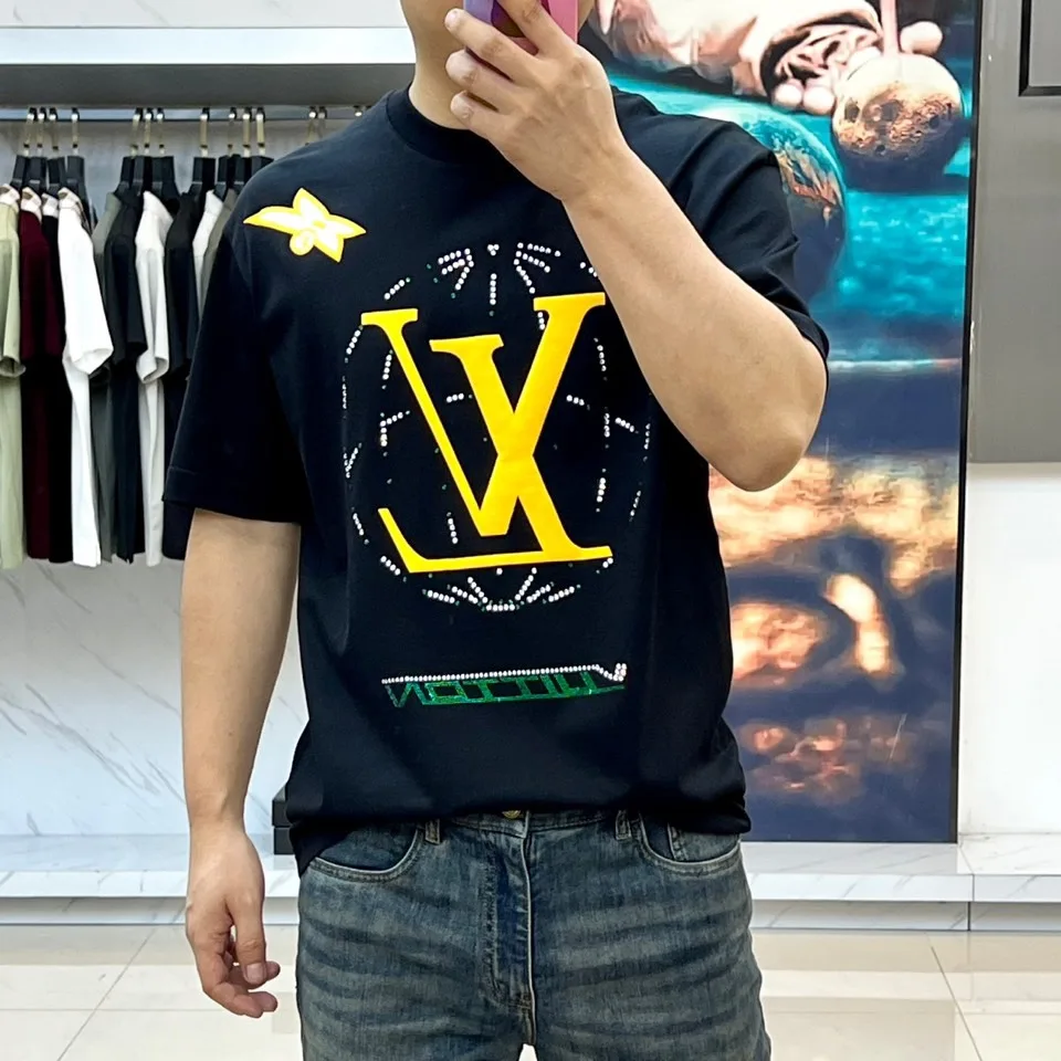 お洒落 プリント クルーネック ルイ・ヴィトン Tシャツ 偽物 ブラック お洒落 プリント クルーネック ルイ・ヴィトン Tシャツ 偽物 ブラック