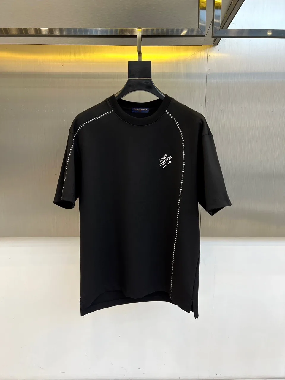カジュアル クルーネック 半袖Tシャツ ルイ・ヴィトン Tシャツ 偽物 コットン ブラック カジュアル クルーネック 半袖Tシャツ ルイ・ヴィトン Tシャツ 偽物 コットン ブラック