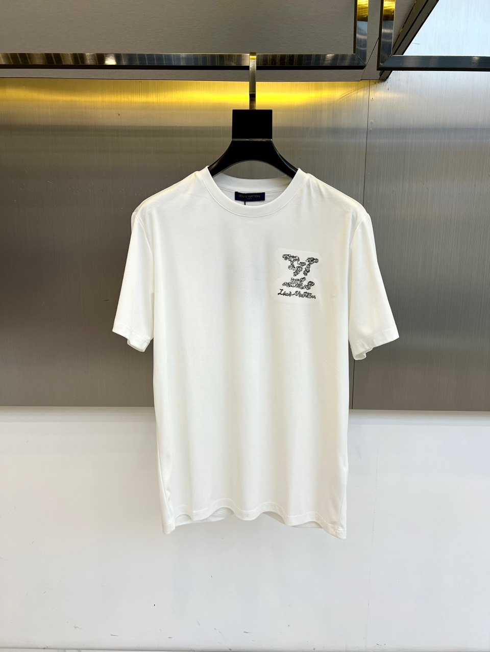【上質◎】シンプルだから合わせやすい♪ルイヴィトン Tシャツ ルイ・ヴィトン Tシャツ 偽物 シンプル 合わせやすい クルー