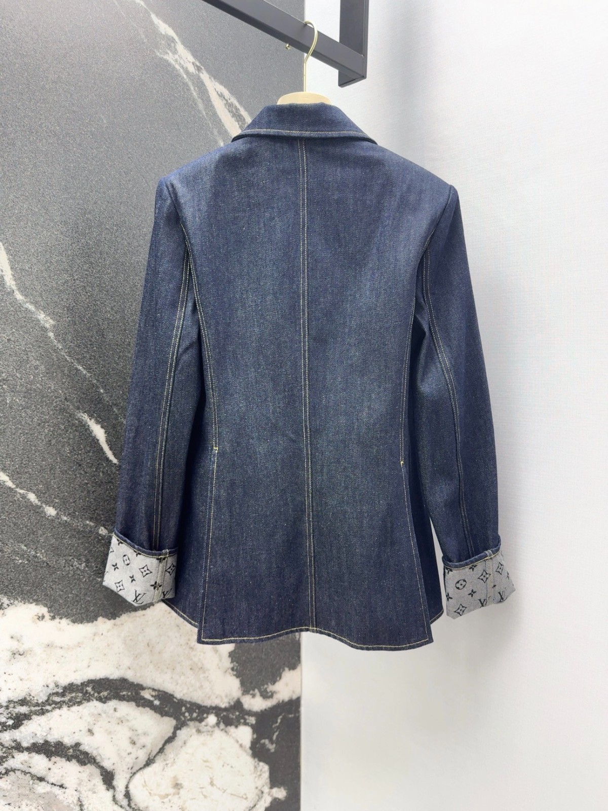 【 清潔感あり上品なフォルム♪】Louis Vuitton★デニムブレザー LOUIS VUITTON - ルイ・ヴィトン LOUIS VUITTON レザー