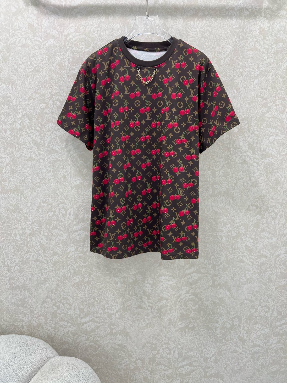 【限定☆チェリー柄】LV × TM チェリー Tシャツ LV×TM限定！チェリー】LOUIS VUITTON チェリー Tシャツ (Louis