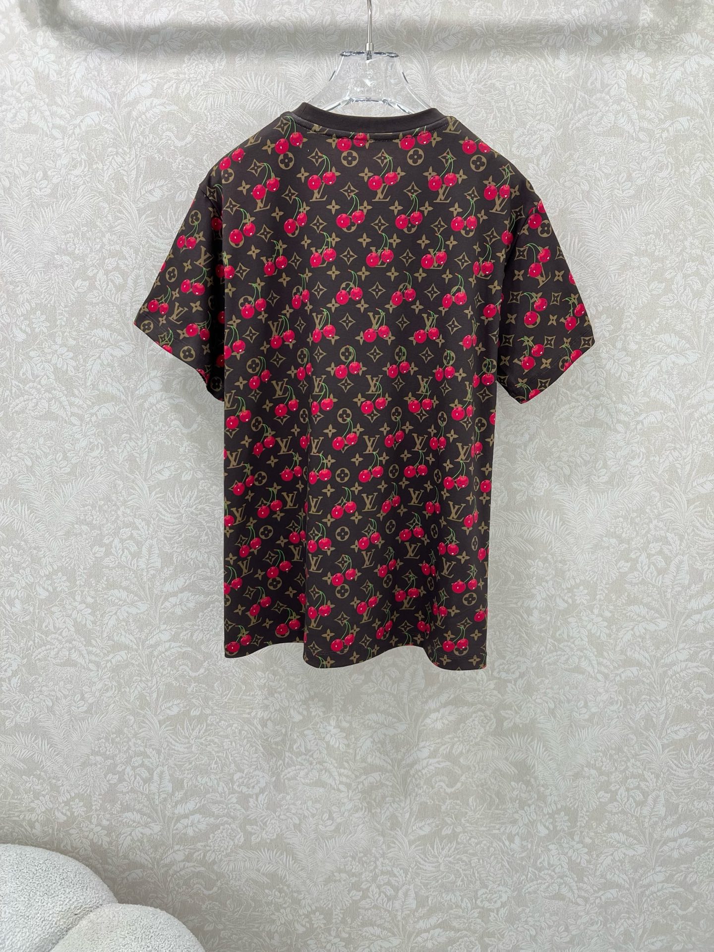 【カジュアルで使いやすい♪】Louis Vuitton チェリー Tシャツ LV × TM チェリー Tシャツ ｜ルイ・ヴィトン 公式サイト - 1AHJJF