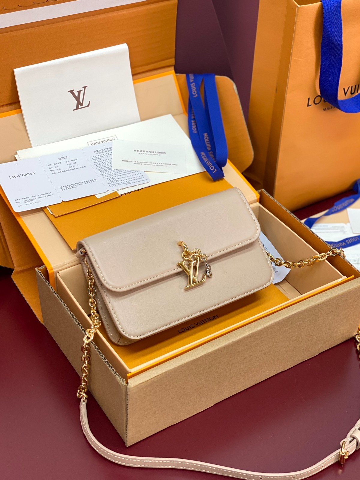 海外限定 Louis Vuitton ウォレット オン チェーン LV ブルーム Wallet On Chain LV Bloom - Women - Small Leather Goods
