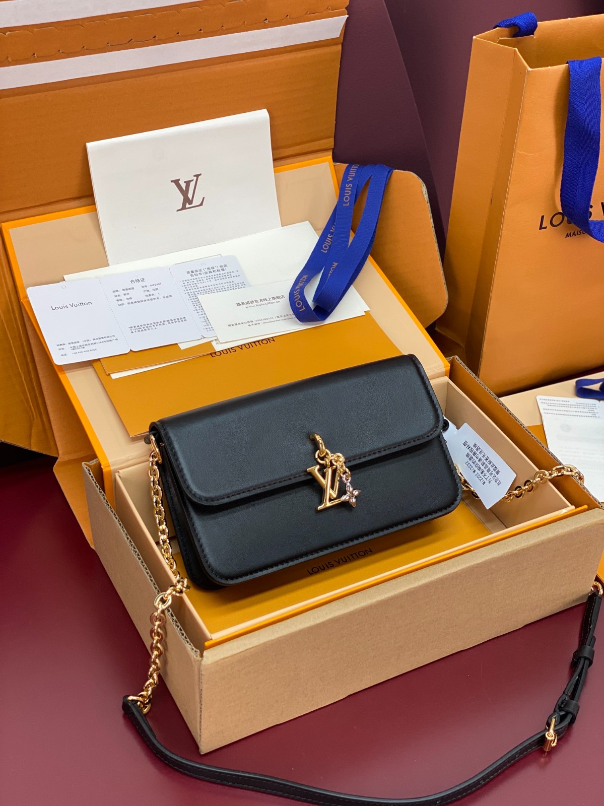 【すぐ届く・国内発送】ウォレット オン チェーン・LV ブルーム ウォレット オン チェーン・LV ブルーム ｜ルイ・ヴィトン 公式