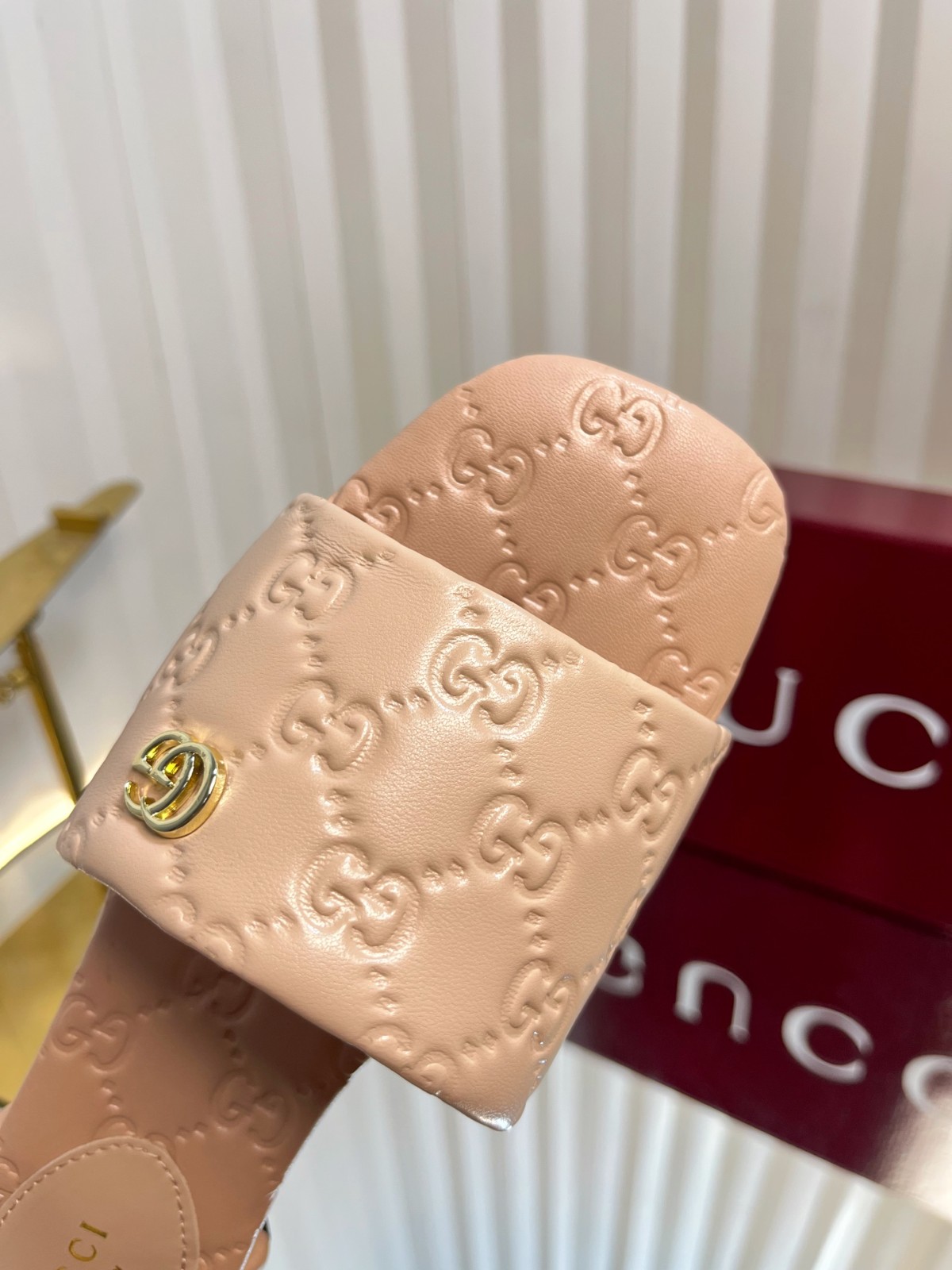 GUCCI ダブルG付き ウィメンズ スライド サンダル【関税送料込】 洗練された ダブルG付き ウィメンズ スライドサンダル グッチ