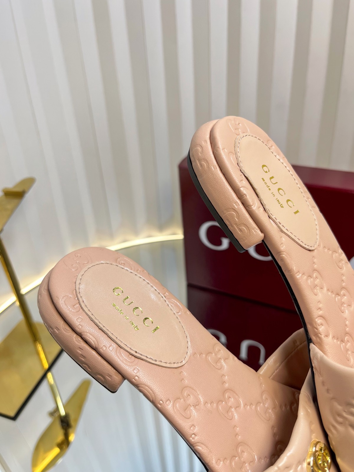 GUCCI ダブルG付き ウィメンズ スライド サンダル【関税送料込】 洗練された ダブルG付き ウィメンズ スライドサンダル グッチ