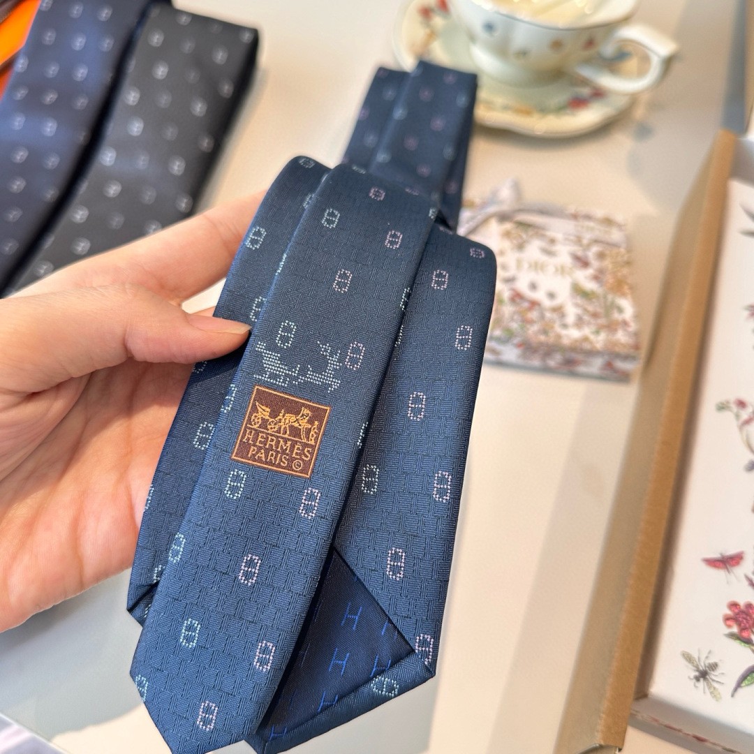 ✨未使用✨HERMES エルメス　ネクタイ　マイヨン・ディヴェール　H柄 現行 名作✨未使用✨ HERMES エルメス ネクタイ 高級感 H柄 光沢