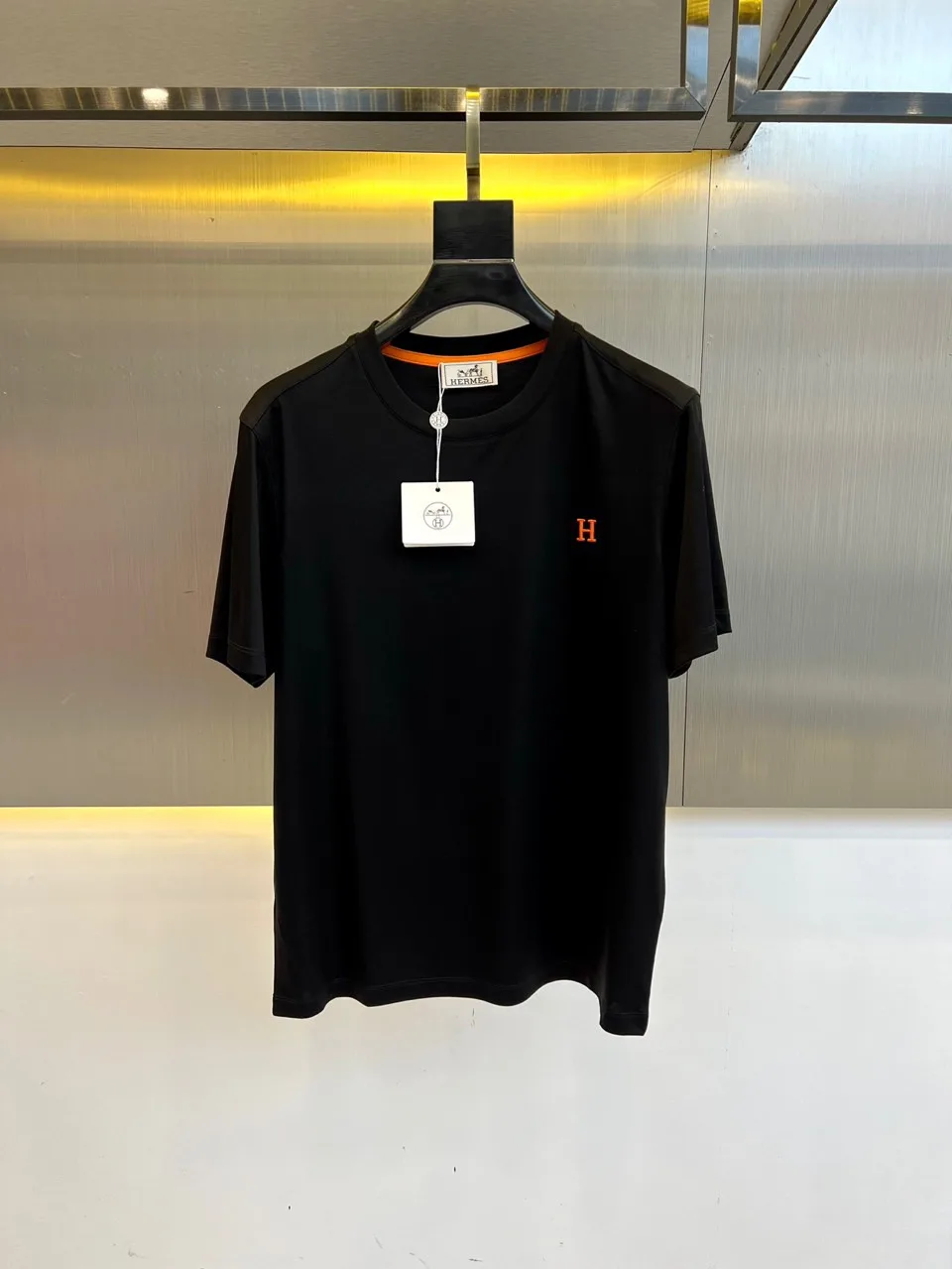 シンプル ロゴ刺繍 クルーネック 半袖Tシャツ エルメス Tシャツ 偽物 ブラック シンプル ロゴ刺繍 クルーネック 半袖Tシャツ エルメス Tシャツ 偽物 ブラック