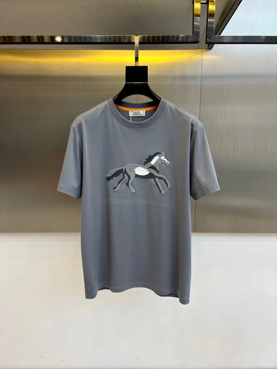 おしゃれ 合わせやすい クルーネック エルメス Tシャツ 偽物 グレー おしゃれ 合わせやすい クルーネック エルメス Tシャツ 偽物 グレー