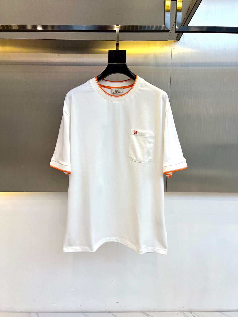 エルメス　HERMES ホワイト クルーネック 半袖Tシャツ 2023年 春夏 HERMES エルメス 半袖Tシャツ 刺繍入り ポケット付
