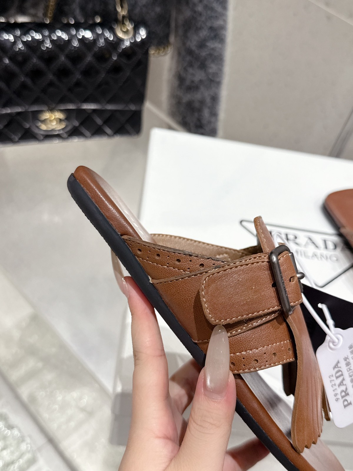 注目の新作♪【PRADA】プラダ シャッフル レザー トングサンダル 注目の新作♪プラダ シャッフル レザー トングサンダル スーパー