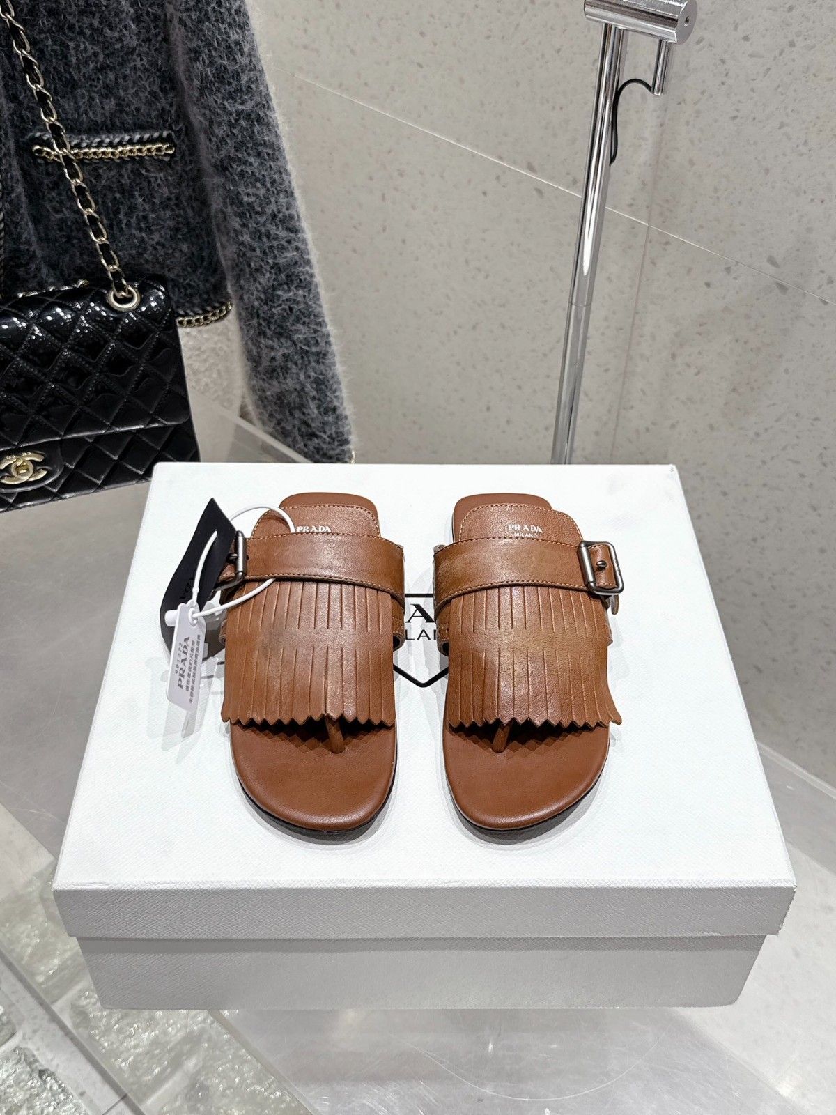 注目の新作♪【PRADA】プラダ シャッフル レザー トングサンダル 注目の新作♪プラダ シャッフル レザー トングサンダル スーパー