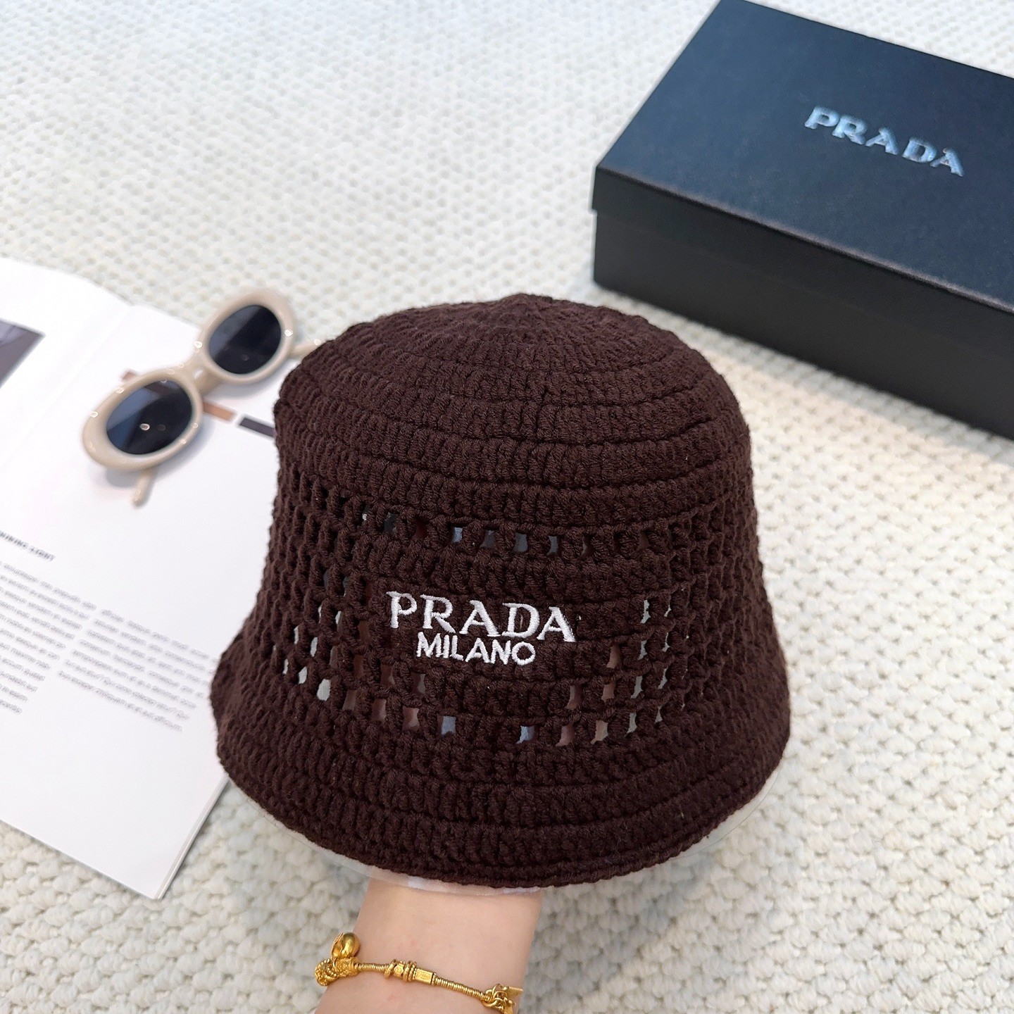 【PRADA】コントラストロゴ ウーブンファブリックバケットハット ナチュラル ウーブンファブリック バケットハット | PRADA