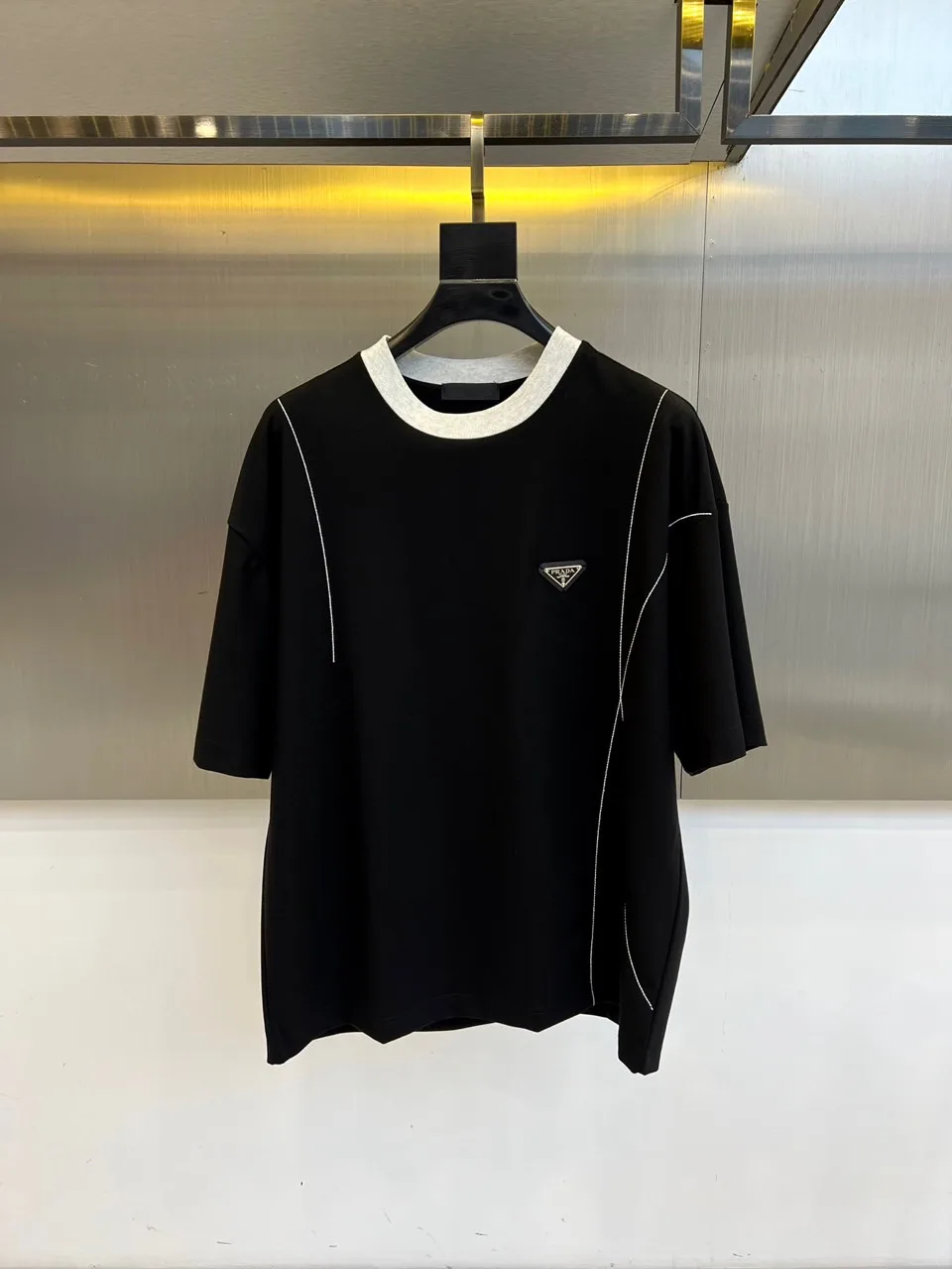 カジュアル リラックス クルーネック プラダ Tシャツ 偽物 コットン ブラック カジュアル リラックス クルーネック プラダ Tシャツ 偽物 コットン ブラック