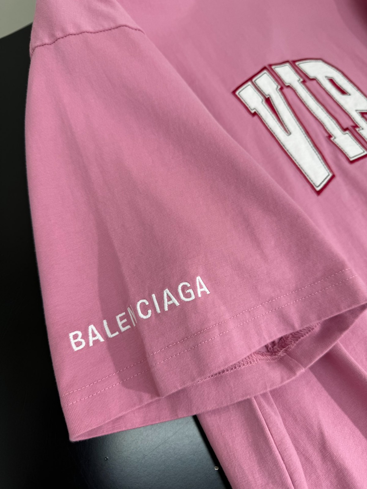 【BALENCIAGA】ユニセックス ピンク ダメージ ロゴ Tシャツ BALENCIAGA】ユニセックス ピンク ダメージ ロゴ Tシャツ