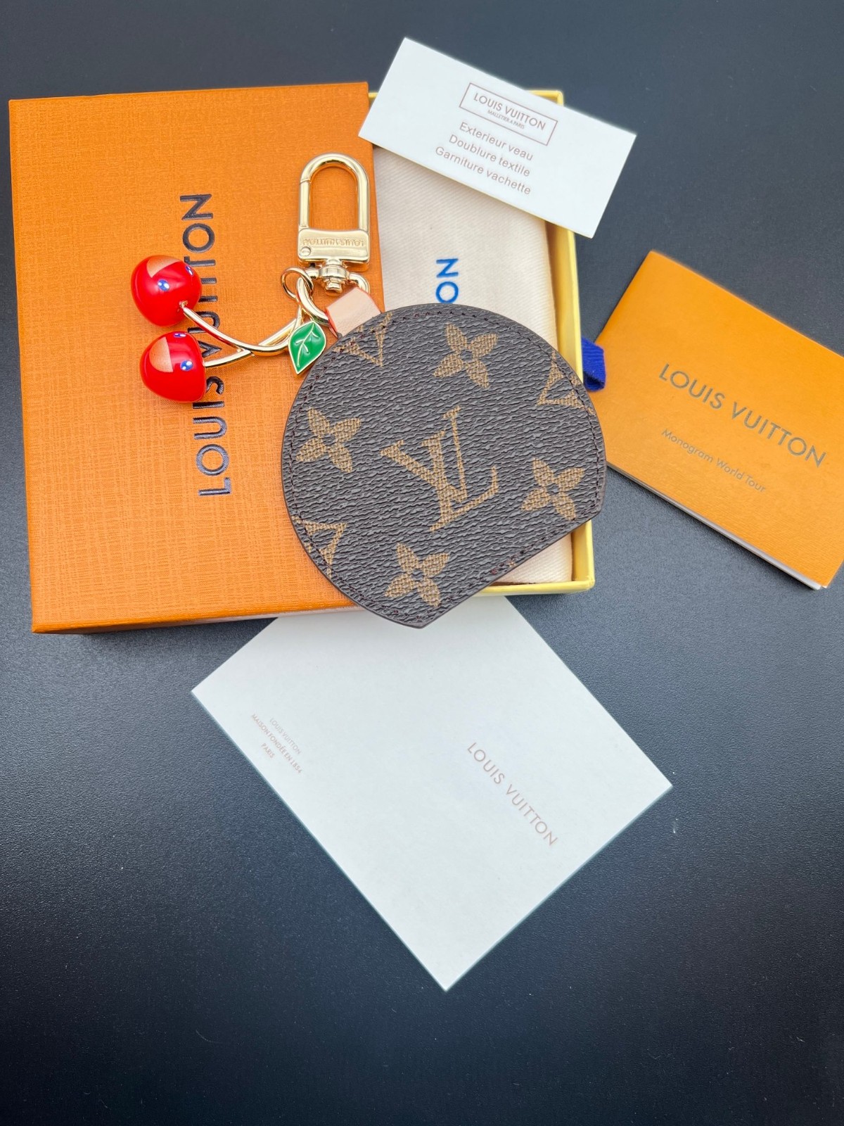 お値下げしました。Louis Vuitton グリーン レザー キーホルダー org.jpg