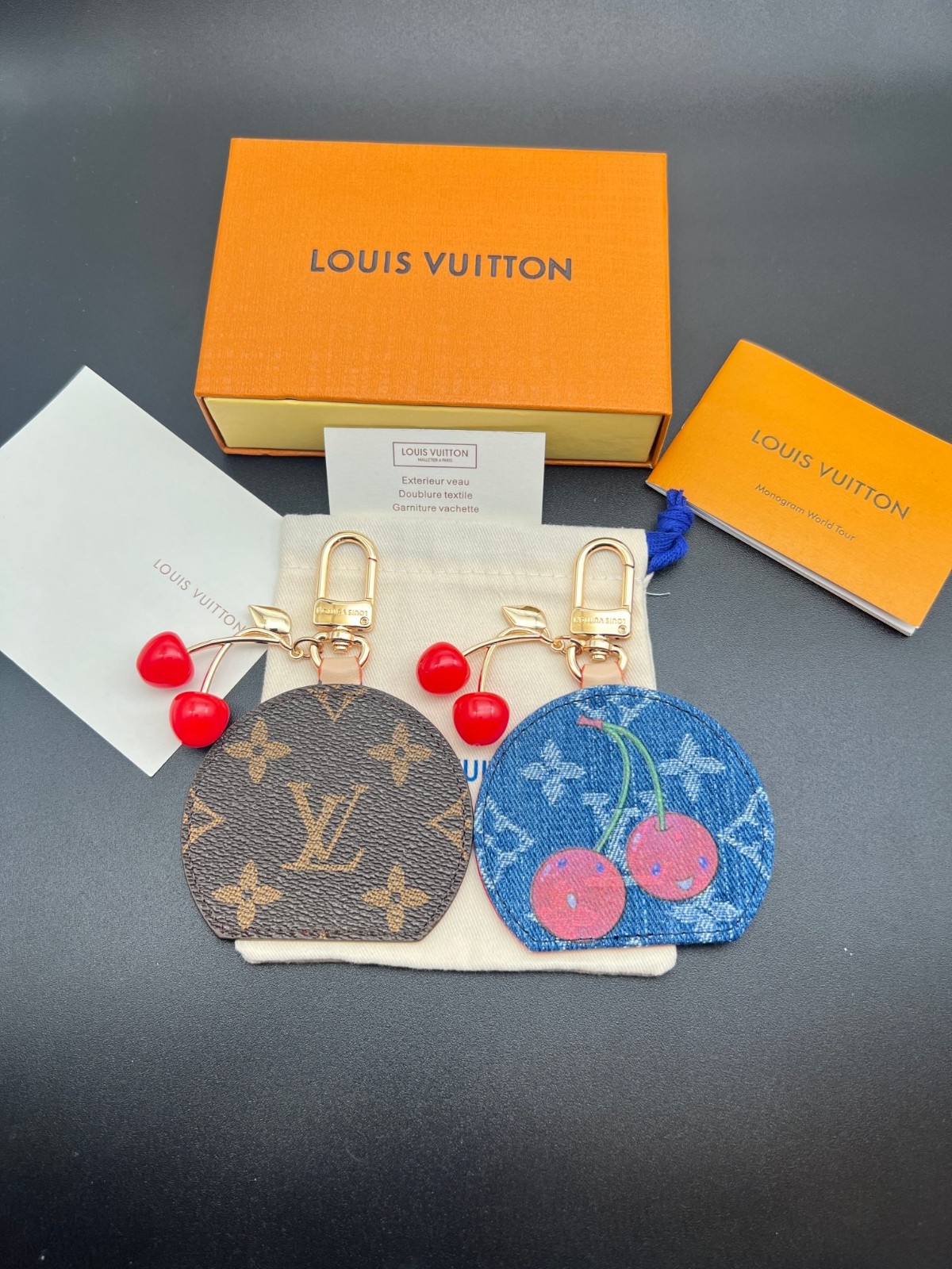LV 赤いミニバッグ型チャーム バッグチャーム・LV ミニ ショッパー S00｜ルイ・ヴィトン 公式